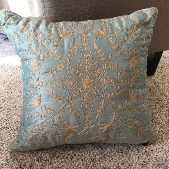 pier one blue pillows